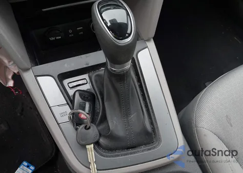 2018 Hyundai Elantra Sel z USA, uszkodzony, nr VIN 5NPD84LF9JH301419